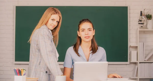 Diákok lányok barátok osztályteremben az iskolában vagy az egyetemen. Tanulás és felkészülés a vizsgára barátokkal. — Stock Fotó
