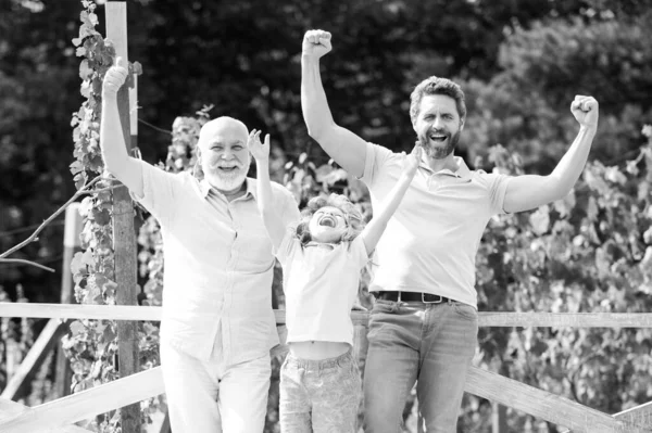 Aufgeregter Großvater Vater und Sohn draußen. Drei Männer. Glückliche Männerfamilie. — Stockfoto