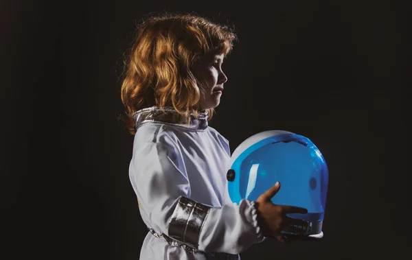 Petit garçon portant un costume de casque astronaute et. Joli gamin astronaute jouant et rêvant de devenir astronaute. Les enfants imaginant l'espace. — Photo