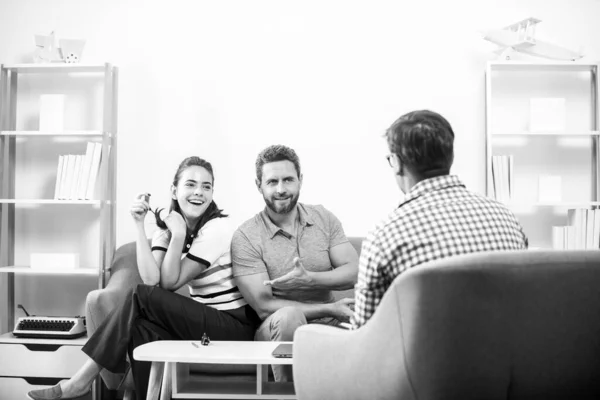 Familie psycholoog. Psychotherapie met jong stel. Paar die de psycholoog vertellen over huwelijksproblemen. — Stockfoto