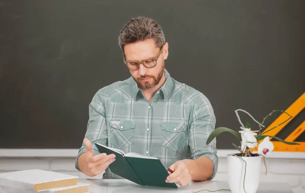 高中学生有书男教师教育线的刻画. — 图库照片