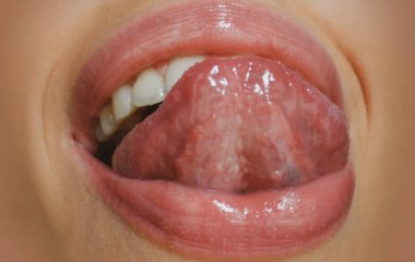 Sanat kırmızısı dudaklar. Seksi kadınlar ağzını açar, dudaklarını yalar, dillerini dışarı çıkarır..