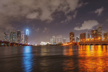 Miami City gece silueti. Miami 'nin geceleri manzarası.