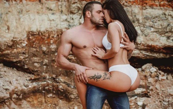 Sexy pareja en el amor sensual. Juegos previos y juegos de amor de pareja sexy. Disfrutando del placer. — Foto de Stock