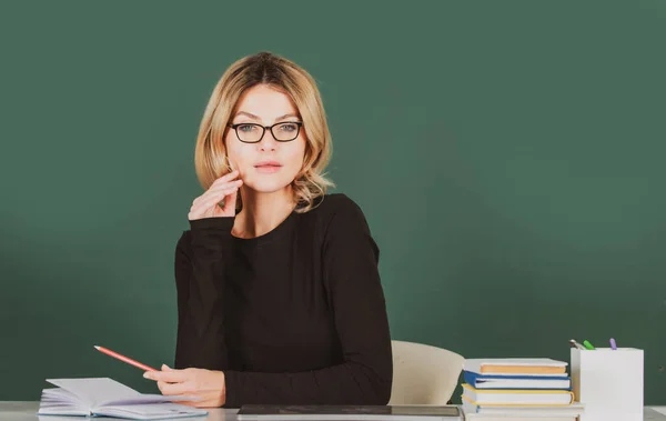 Nauczyciel w klasie na uniwersytecie lub w college 'u. Umiejętności na seminarium. Koncepcja edukacji i korepetycji. — Zdjęcie stockowe