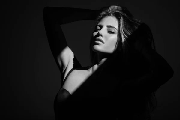 Modelo de moda, vogue negro de chica elegante. Aspecto de alta moda. Retrato de mujer glamour, cara hermosa oscura, mujer aislada sobre fondo negro, aspecto sexy con estilo, joven dama en el estudio. —  Fotos de Stock