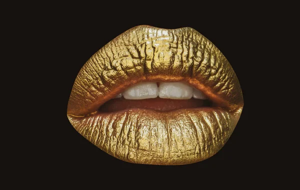 Formas sensuales de labios de mujer. Lápiz labial dorado de cerca. Labios con maquillaje metálico. Labios sexys, lápiz labial metálico de cerca. Aislado en negro. — Foto de Stock