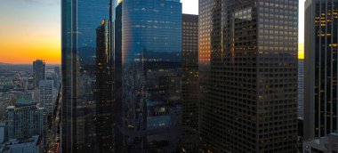 Los Angeles şehir merkezinde gökdelenleri olan panoramik bir şehir. Los Angeles kökenli Kaliforniya teması. Los Angels Şehir İş Merkezi.