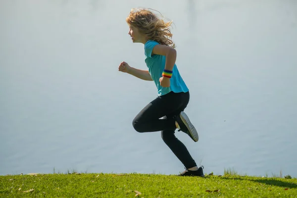 Děti utíkají ven. Běžec běžící v přírodě. Ranní běhání. Aktivní zdravý dětský životní styl. Jogging pomáhá tělu být silné. — Stock fotografie