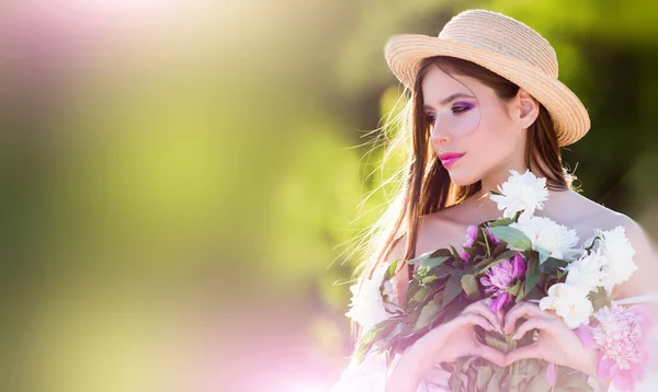 Красивая молодая женщина рядом с цветущим весенним деревом. Молодость, любовь, мода, романтика и образ жизни. Фотография красивой девушки в цветах на открытом воздухе. — стоковое фото