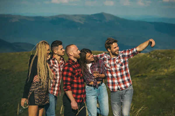 Een groep vrienden die een selfie maken in de natuur. Studenten op zomervakantie. — Stockfoto