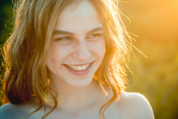Tonåring med romantiskt leende. Vårens romantiska unga kvinnoporträtt. Ung tonårskvinna med ren fräsch hud. Närbild porträtt av leende tonåring flicka utomhus. Mjukt soligt solljus på solig höstdag — Stockfoto