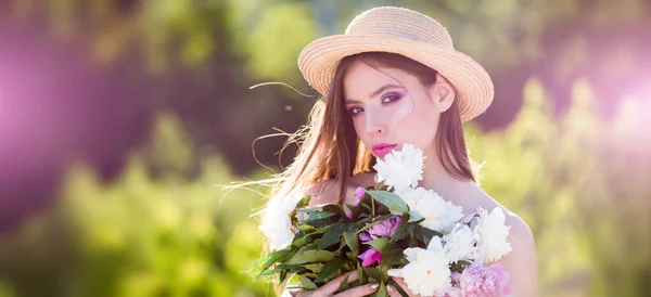 Natural Beauty Face. Beautiful Spring Young Woman Outdoors Enjoying Nature. Girl in Green Grass. Spring Meadow. Banner for header website design, copy space. — Stock Photo, Image