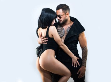 Sevimli seksi çift. Bir çift genç aşık. Çekici bir çift ve stüdyo arka planında çıplak kaslı bir adam. Birbirine aşık bir çift. Güzel genç aşıklar.