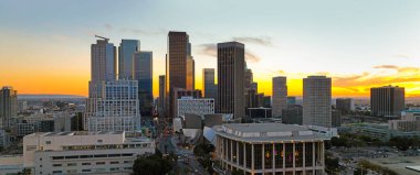 Los Angeles şehir merkezinde gökdelenleri olan panoramik bir şehir. Los Angeles kökenli Kaliforniya teması. Los Angeles şehir merkezi, şehir merkezi..