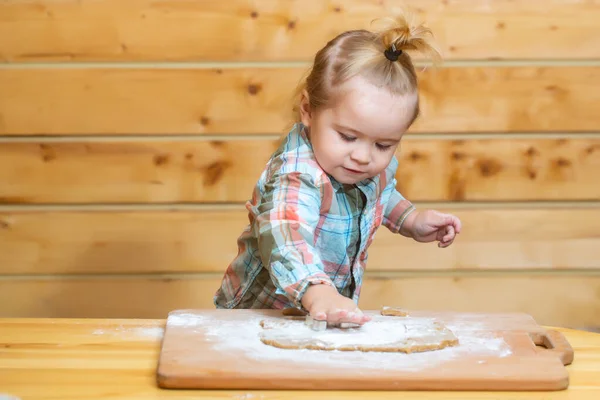 Bambino bambino in cucina che aiuta con la cottura, giocando con la farina. Bambino bambino sdraiato sul pavimento della cucina molto disordinato, coperto di farina bianca di cottura. — Foto Stock