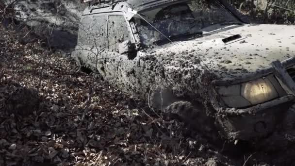 El neumático de la rueda se estropea con barro y tierra. Movimiento de las ruedas neumáticos y fuera de la carretera que va en el polvo en el barro. — Vídeo de stock