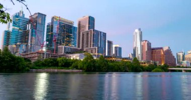 Ünlü Austin Texas 'ın Göl' den Gece Skyline 'ındaki Zaman Hücumu. Austin, Teksas, ABD şehir merkezindeki Colorado Nehri 'nde ufuk çizgisi zaman aşımı.