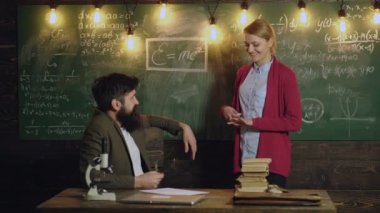 Matematik okulunda matematik dersi öğretmeni. Üniversitede tahtada düşünen bir kız öğrenci. Birkaç profesör. Matematik dersi. Matematik bilimi.