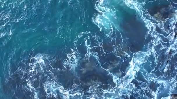 Olas marinas rompiendo sobre rocas en la playa Laguna, California. — Vídeo de stock
