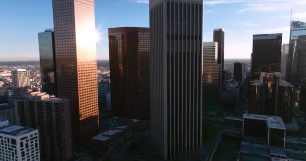 Luchtdrone vliegt op Los Angeles. Stedelijk uitzicht op het centrum met wolkenkrabbers van Los Angeles. — Stockvideo