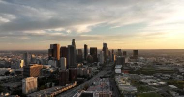 Los Angeles şehir merkezi silueti. Los Angeles hava görüntüsü, İHA ile uçuyor..