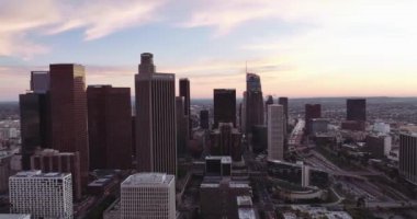 Los Angeles şehir merkezinde uçan bir hava aracı. Los Angeles şehir merkezinin şehir içi görüntüsü İHA tarafından çekildi..
