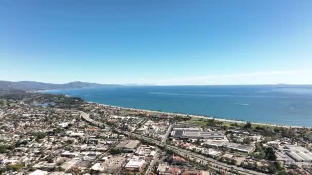 Vista aérea de drones de edificios en la ciudad de Santa Barbara, California. Vuelo de Santa Bárbara, filmado LA por dron. — Vídeo de stock