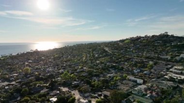 Santa Barbara şehir merkezi silueti, Santa Barbara şehri. Santa Barbara 'nın Uçuşu, İHA ile Los Angeles' ı filme aldı..