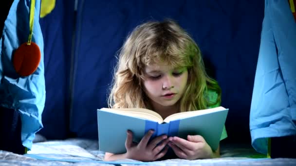 Niños leyendo libros. Los niños se enfrentan con luz nocturna. Concepto de educación y lectura. El desarrollo infantil de la fantasía. — Vídeo de stock