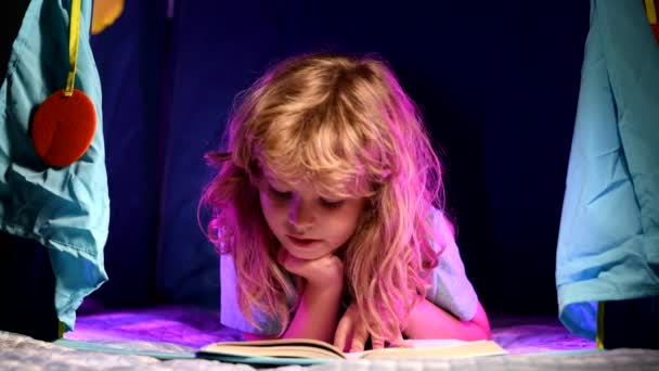 Bambini che leggono libri. Racconto di lettura di bambini con libro. Infanzia felice, bambino sognatore leggere storie della buonanotte, favola o fiaba. — Video Stock