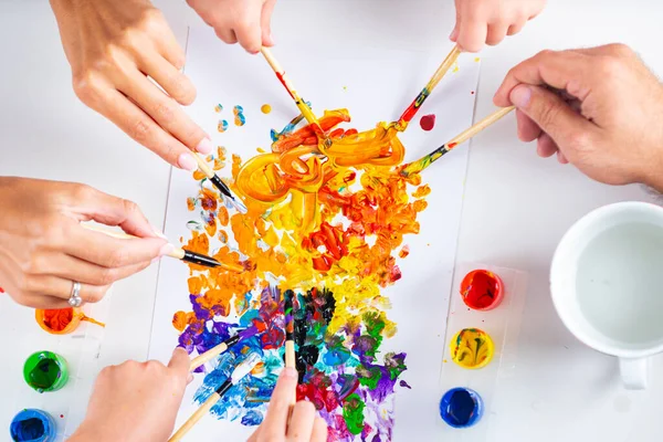 Top view régi és fiatal kéz művészeti kellékek. Az emberek keze az anya apa és a gyerekek rajzol színes ceruzák. — Stock Fotó
