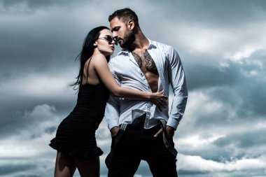 Aşık seksi bir çift. Şehvetli aşıklar soyunur. Kız arkadaş ve erkek arkadaş şehvetli kucaklaşmalar. Romantik bir kadın ve çıplak seksi bir adam. Güzel bir çift. Romantik çift aşklarını hisseder..