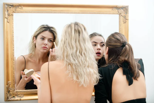 Krásná žena s kosmetikou a kosmetikou. Přítelkyně, které se připravují na mejdan, dívají se do zrcadla. Dívka model s perfektní pletí obličeje a světlý make-up portrét. — Stock fotografie