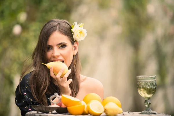 美しいファッション女性の夏の肖像画、夏の果物の屋外梨を食べる。美人の顔. — ストック写真