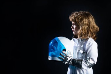 Çocuk kendini uzay kaskı takmış bir astronot olarak hayal ediyor..