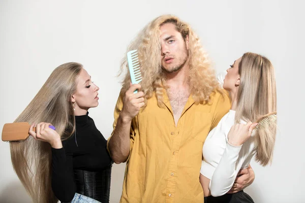 Jovens de grupo com cabelos longos e encaracolados saudáveis com escova. Penteado e tratamento de beleza. Grupo de beleza mulheres e homens penteando cuidados com os cabelos saudáveis, modelos de cabelo. — Fotografia de Stock