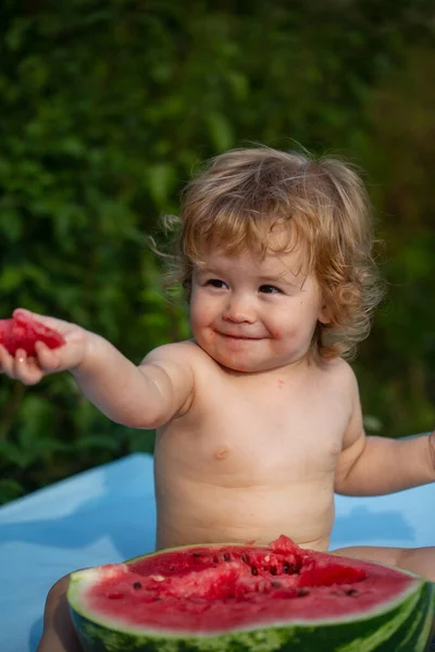 Bebé bonito a rir com melancias. Retrato de verão de criança e melancia ao ar livre. Bebê adorável comer frutas. — Fotografia de Stock