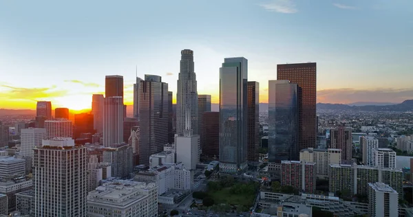 Los Angels Innenstadt Skyline, Panorama-Wolkenkratzer der Stadt, Skyline der Innenstadt bei Sonnenuntergang. — Stockfoto