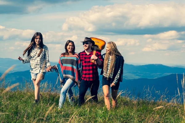 Grupo de hombres y mujeres de excursión. Grupo de personas amigos disfrutan de actividades al aire libre en la naturaleza senderismo y camping juntos en la montaña. —  Fotos de Stock