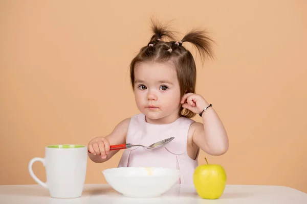 Linda comida para bebés, bebés comiendo. Nutrición saludable para los niños. Cara de niño divertido primer plano. — Foto de Stock