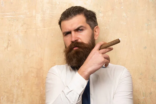 Brutal man smoking cigar, handsome serious male model. — Stock Photo, Image