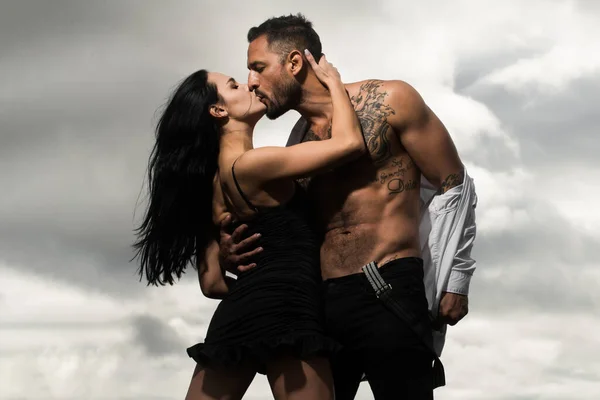 Um par de jovens amantes. Casal jovem de mulher atraente e homem musculoso nu no fundo do estúdio. Um casal apaixonado. Belos jovens amantes. Casal latino e hispânico. — Fotografia de Stock