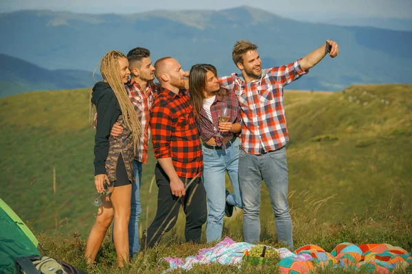 友人のグループは、山の中で自撮り。若者のグループは一緒に自由な時間を過ごします,キャンプでギターと女の子と幸せな男性. — ストック写真
