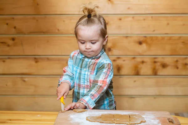 Criança bebê menino cozinhar, brincando com farinha na cozinha de madeira. — Fotografia de Stock
