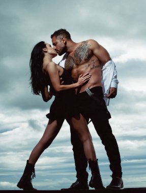 Güzel bir çift genç aşık nazikçe öpüşüyor. Çekici, kaslı, kaslı, çıplak, kaslı bir adamın genç çifti. Şehvetli bir öpücük. Şehvetli bir kadını öpen adam..