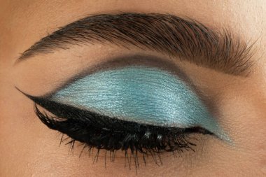 Göz farı kullanılıyor, gözler için makyaj yapılıyor. Moda makyajlı kadın model göz, güzellik konsepti. Makro yakından bak, kapat. Kirpikler için maskara..