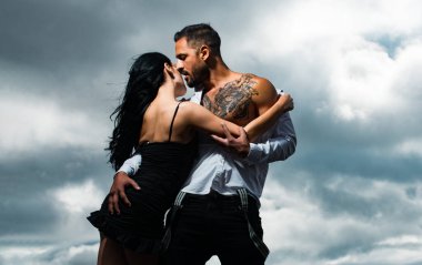 Seksi bir çift. Tutkulu seksi anlar. Birbirine aşık romantik bir çift. Bir erkek şefkatli bir tutkuyla kadını öpüyor ve kucaklıyor. Latin ve İspanyol çift.