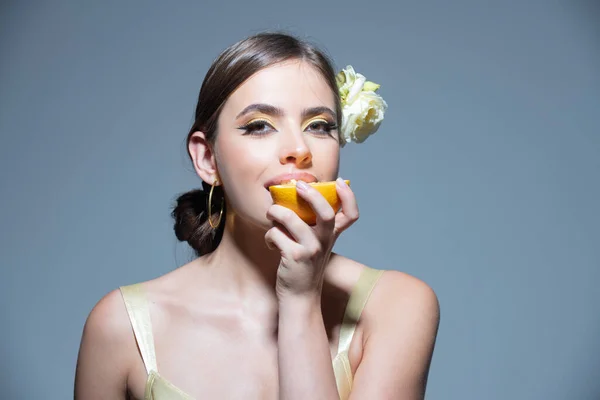 Fruta tropical de verano sexy. Joven hermosa modelo comiendo naranja en el estudio. Humor de verano. Soñando chica italiana o hispana. —  Fotos de Stock