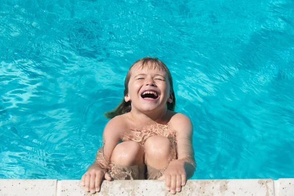 Bambino in piscina estiva. Concetto vacanza bambini. — Foto Stock